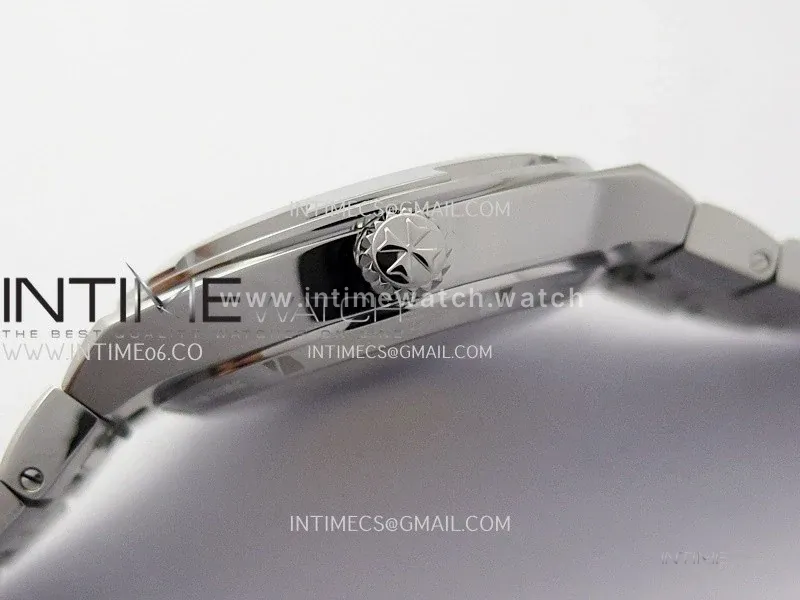 Overseas Blue Dial Ref: 4500V/110A-B128